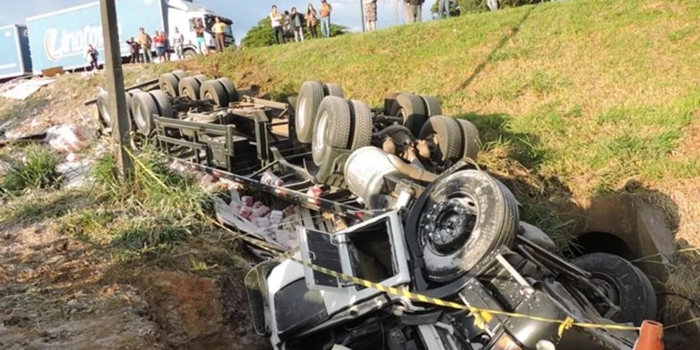 Imagem ilustrativa da imagem Caminhoneiro morre em acidente na PR-092