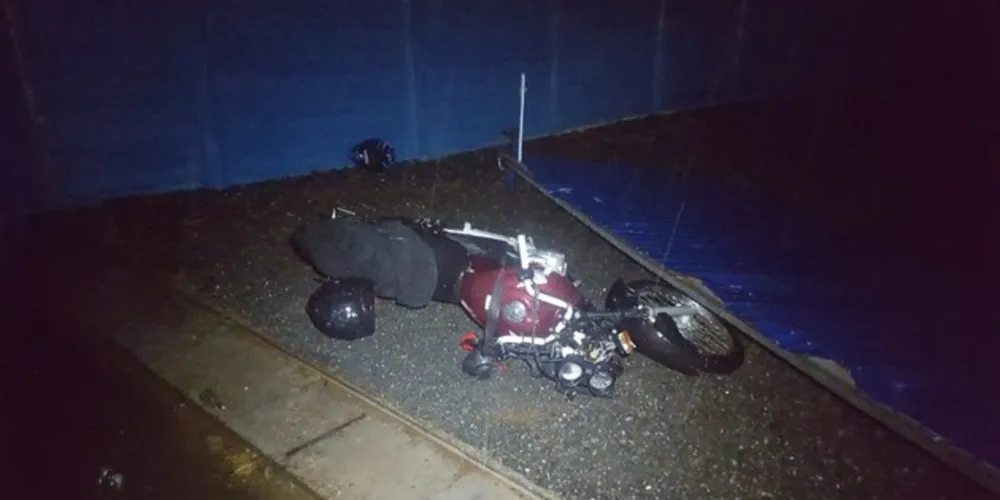Imagem ilustrativa da imagem Motociclista derruba portão de empresa em acidente
