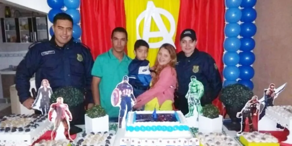 Imagem ilustrativa da imagem Garoto fã da GM recebe visita em festa de aniversário