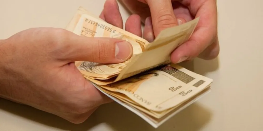 O abono é pago para quem trabalhou formalmente por pelo menos um mês em 2016 com remuneração média de até dois salários mínimos /Foto: Reprodução Marcos Santos/USP Imagens