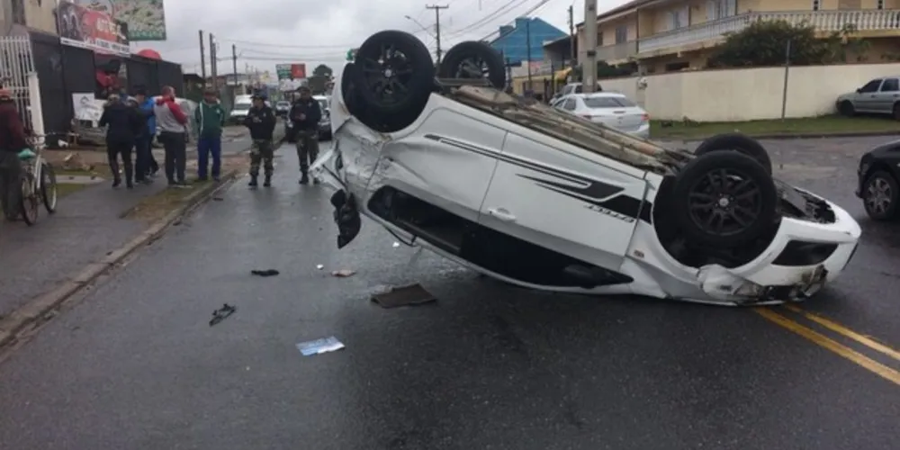 Imagem ilustrativa da imagem Motorista foge após atingir três carros em acidente com capotamento