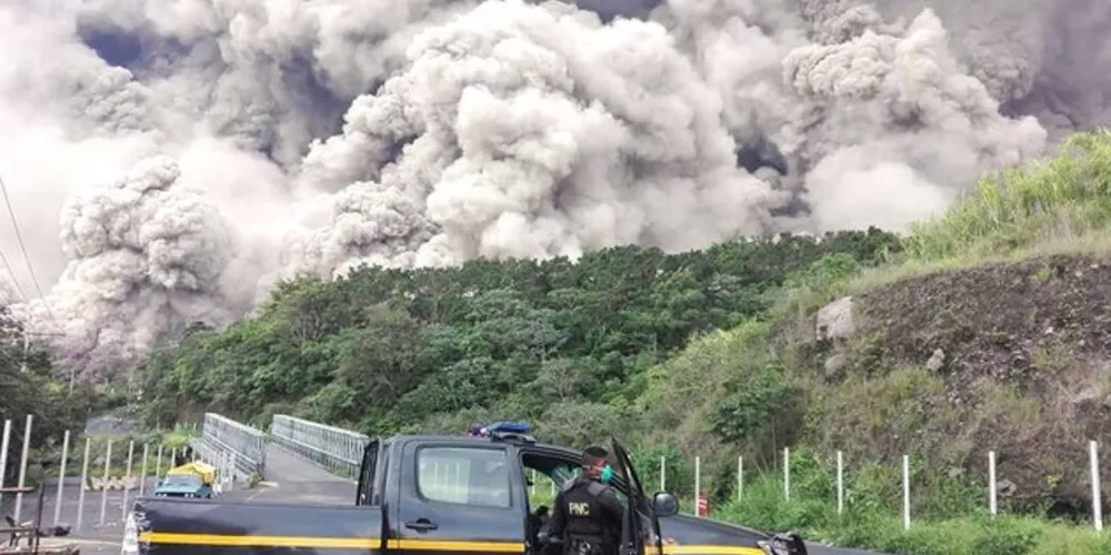 A erupção chegou a 10 mil metros de altura sobre o nível do mar a 700 graus centígrados /Foto: Reprodução: Policia Nacional da Guatemala/AFP