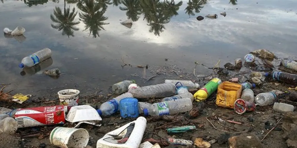 A poluição causada pelo descarte de objetos de plástico é um dos grandes desafios da atualidade/Foto: Reprodução Agência Brasil 