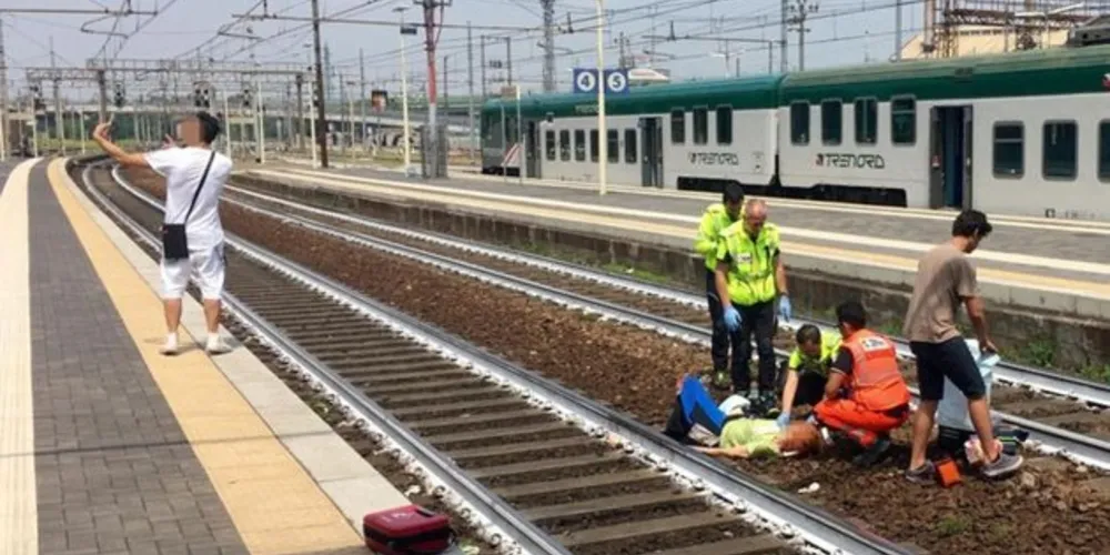 Homem tirou selfie enquanto mulher acidentada era atendida em estação de trem em Piacenza/Foto: Reprodução ANSA/GIORGIO LAMBRI/QUOTIDIANO LIBERTA