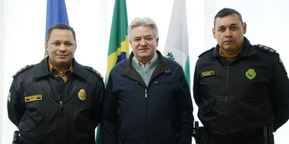 Mainardes (ao centro) recebeu Beserra e Assunção na Câmara