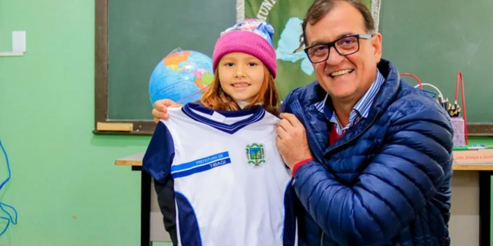 Imagem ilustrativa da imagem Prefeitura entrega uniforme escolar em Tibagi