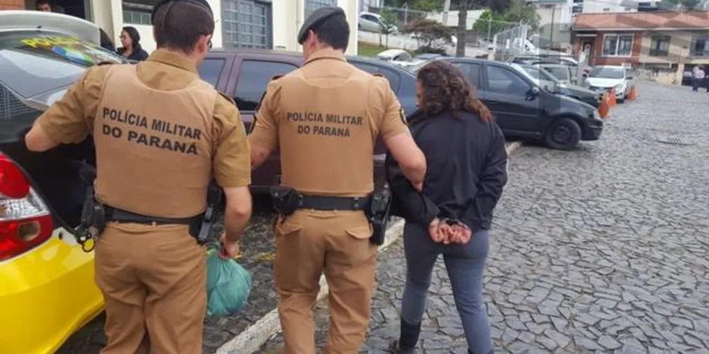 Imagem ilustrativa da imagem Mulher é presa tentando furtar objetos de residência