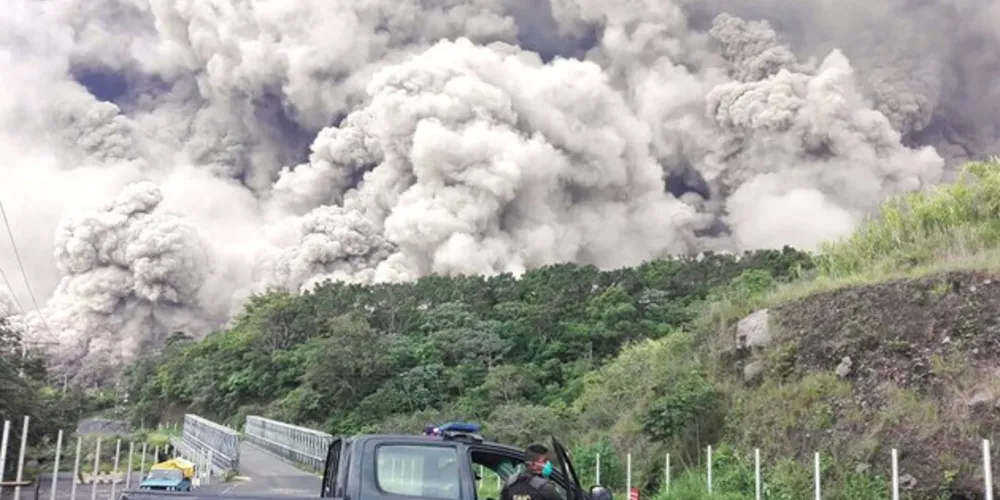 Policial assiste à erupção do Vulcão de Fogo a 40 quilômetros da capital da Guatemala/Foto: Reprodução AFP