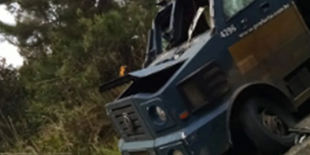 Imagem ilustrativa da imagem Bandidos bloqueiam rodovia com caminhão e assaltam carro-forte