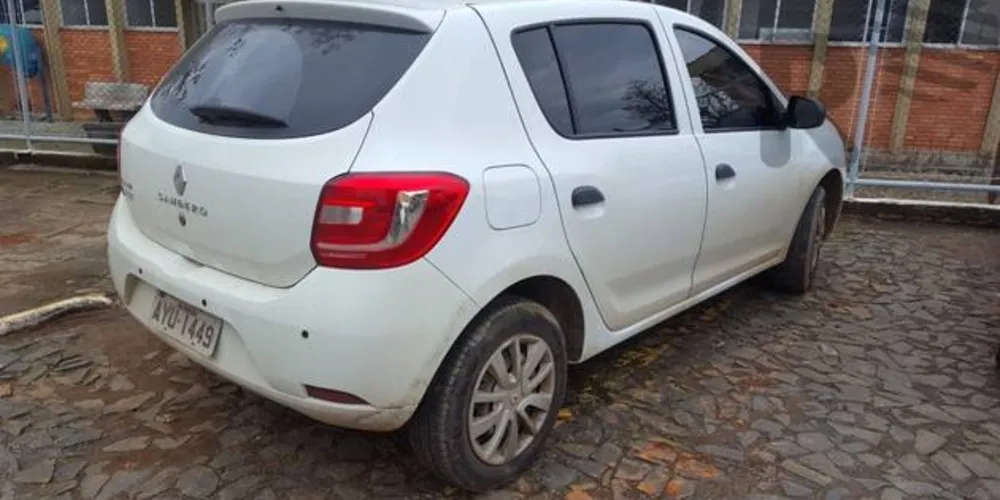 Imagem ilustrativa da imagem Polícia recupera dois carros roubados e detém suspeito