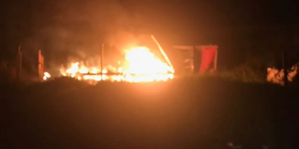 Imagem ilustrativa da imagem Incêndio destrói casa e polícia investiga crime