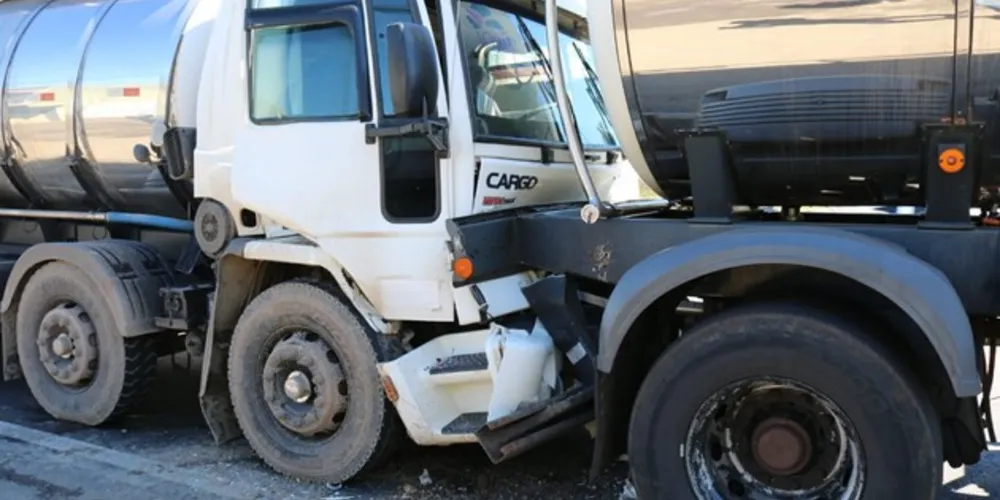 Imagem ilustrativa da imagem Acidente envolve carro e dois caminhões na PR-151