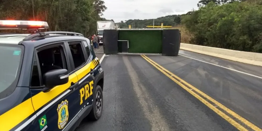 Imagem ilustrativa da imagem Pneus estouram e carreta tomba na BR-277 em Palmeira