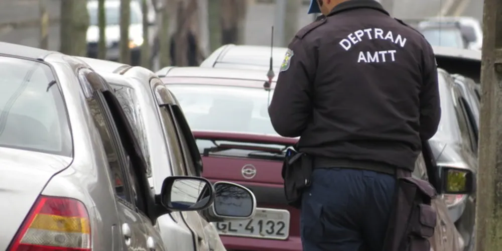 Ponta Grossa possui 46 agentes do EstaR para fiscalizar 4 mil vagas espalhadas pelas ruas do município