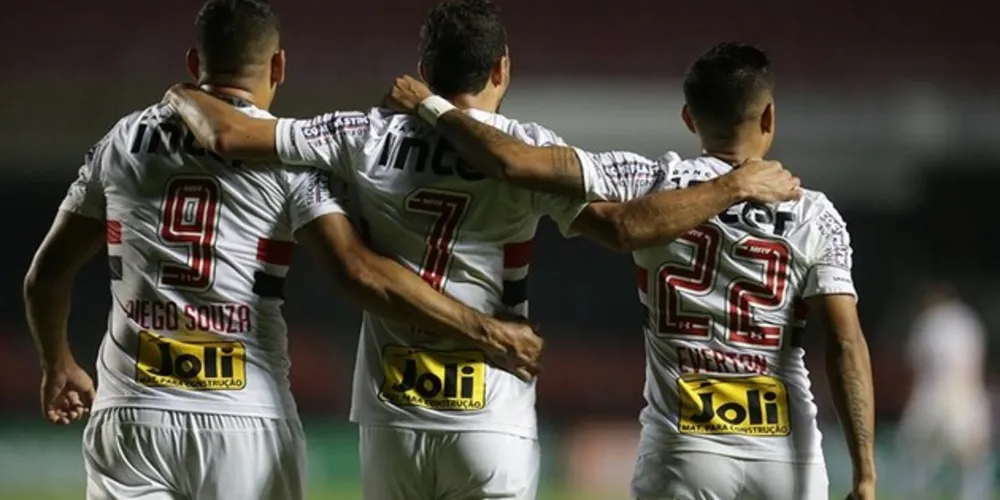 Imagem ilustrativa da imagem São Paulo vence Atlético-PR e assume vice-liderança