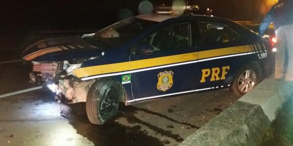 Imagem ilustrativa da imagem Policiais tentam desviar de homem embriagado e batem viatura