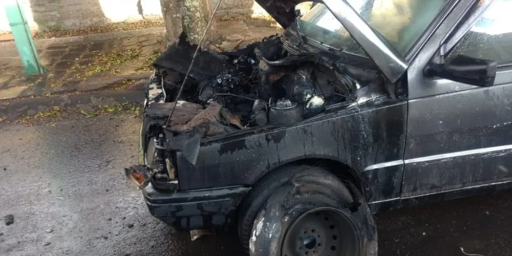 Imagem ilustrativa da imagem Carro pega fogo ao lado do Cemitério São José