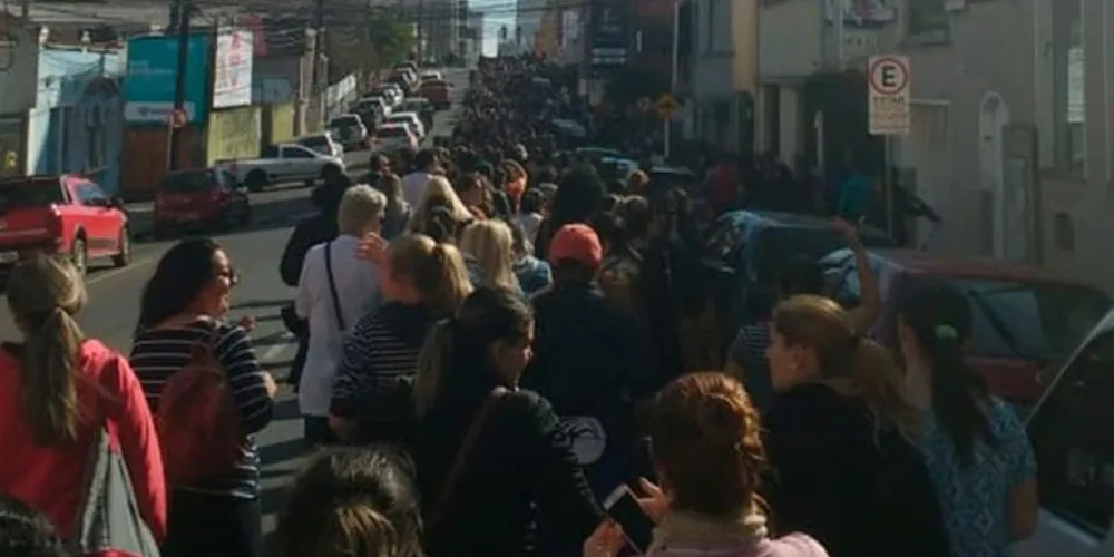 Imagem ilustrativa da imagem Passeata marca início da greve dos servidores