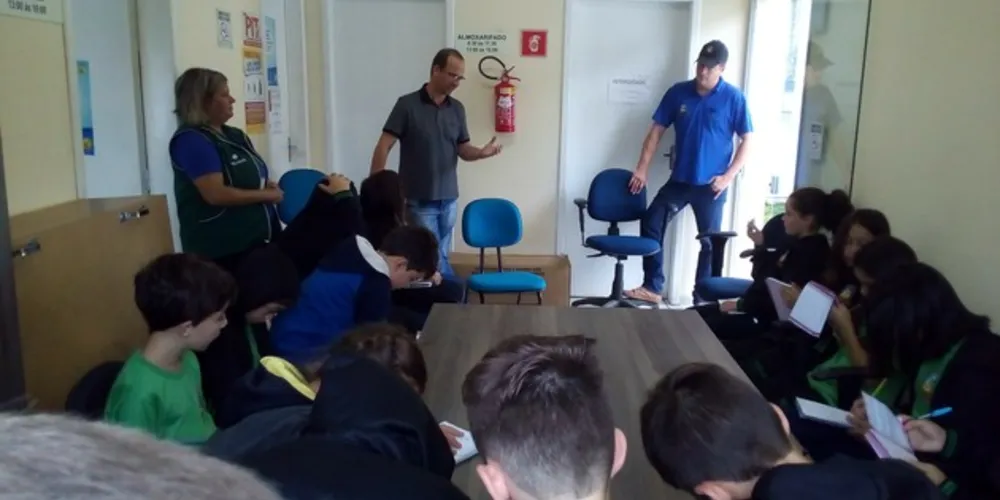 Imagem ilustrativa da imagem Alunos tiram dúvidas com secretário de Saúde em Teixeira Soares