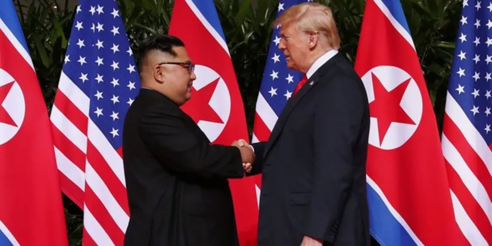 Presidente dos EUA, Donald Trump, aperta a mão do líder da Coreia do Norte, Kim Jong Un
