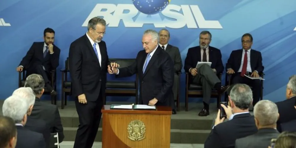 O ministro da Segurança Pública, Raul Jungmann, e o presidente Michel Temer durante cerimônia de sanção da lei que cria o Sistema Único de Segurança -