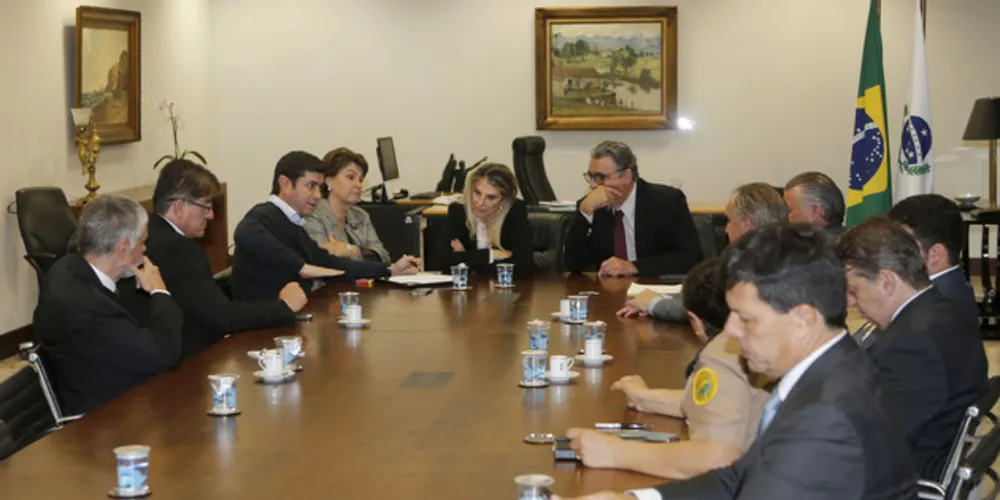 A governadora Cia Borghetti durante reunião nesta segunda-feira com o prefeito de Guarapuava Cesar Silvestri filho, secretário especial de Administração Penitenciaria Ceronel Elio de Oliveira e o chefe do Departamento Peniténciario do Estado, delegado Francisco Caricatti e demais autoridades. - Curitiba/Pr, 11.06.2018 - Foto Jonas Oliveira/Governadoria