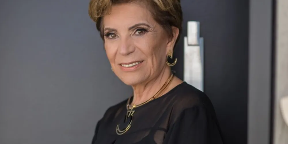 BRINDE A VIDA - A competente e dinâmica Elizabeth Schmidt celebrou na última segunda-feira (11), a passagem de seu aniversário. Vale lembrar que Elizabeth é atualmente umas das mulheres mais atuantes na política dos Campos Gerais sem deixar de ser mãe e avó super coruja presente na vida da família, além de Rotariana extremamente participativa. Essa locomotiva movida a muito amor e alegria merece todos os votos de felicidade e sucesso. Foto: Laertes Soares