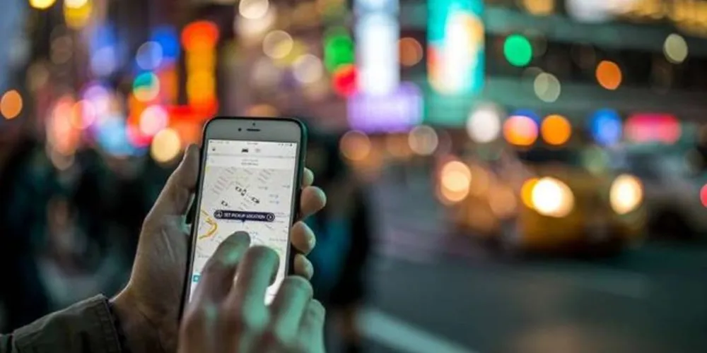 A ideia é que o sistema use e compare informações como a sua localização, a precisão com a qual você digita e até mesmo o ângulo em que segura o celular
