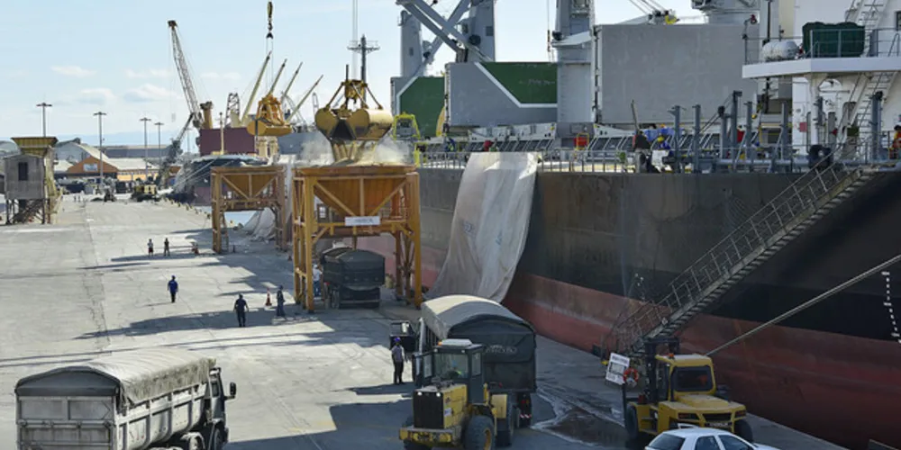 O Porto de Paranaguá também tem a segunda maior capacidade estática de armazenamento de grãos para exportação do país