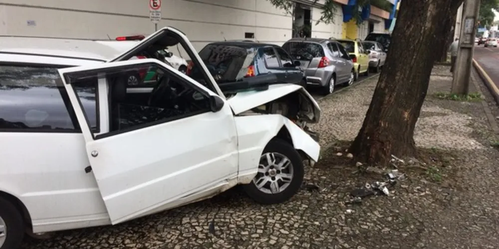 Imagem ilustrativa da imagem Motorista acerta árvore, pega carona com amigos e abandona carro