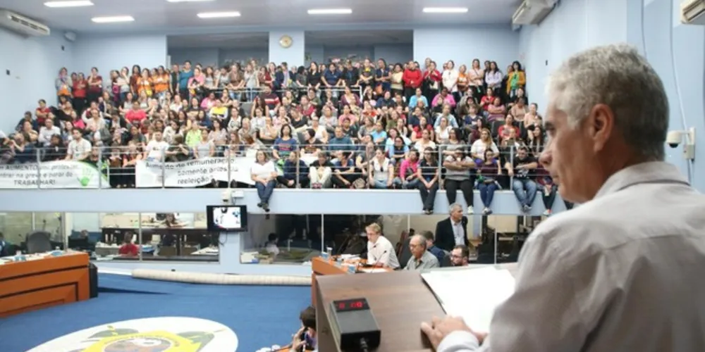 Servidores lotaram a galeria do Legislativo Municipal