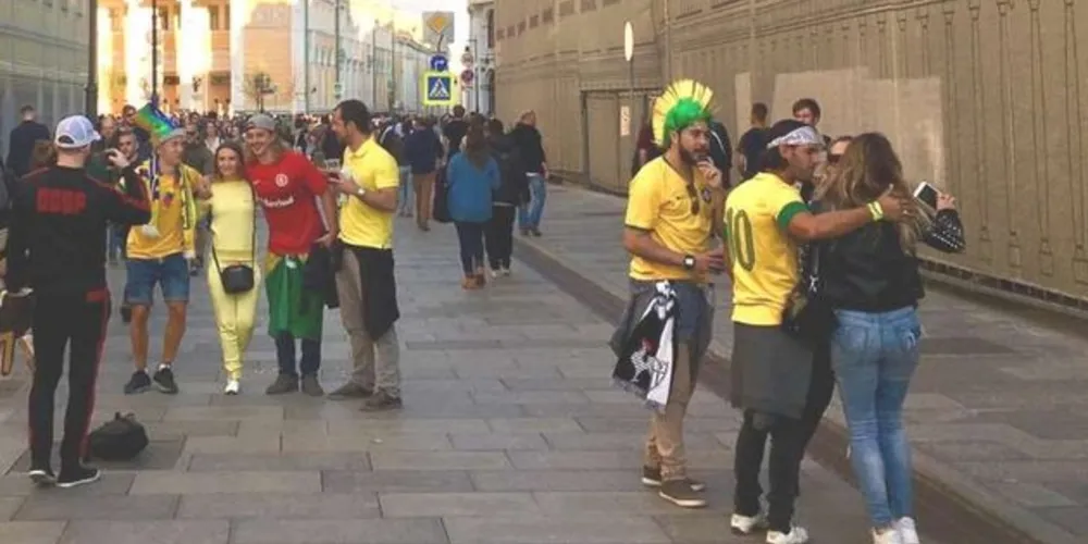 Torcedores brasileiros tiram foto com russas, em Moscou