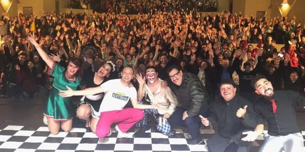 Apresentador assistiu a peça “A Turma do Ratinho e a Noiva do Defunto” no Cine Teatro Ópera