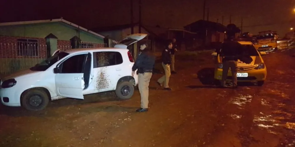 Imagem ilustrativa da imagem Motorista tem carro roubado na madrugada