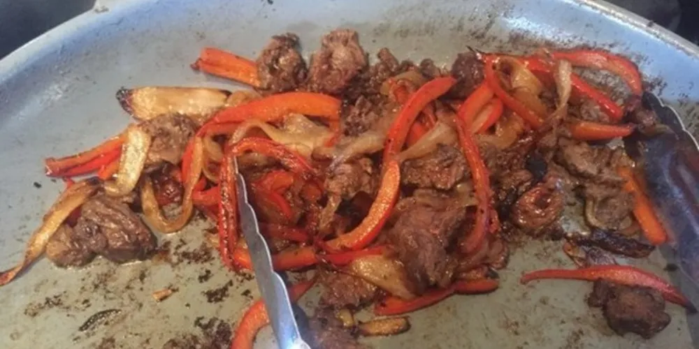 Homem identificado como IncrediblyShinyShart cozinhou o próprio pé e ofereceu banquete para seus amigos nos EUA