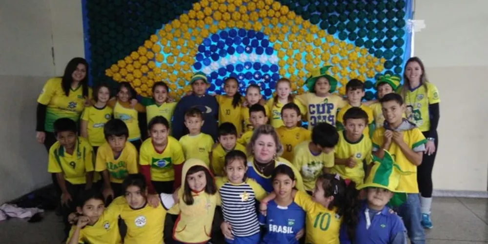 Imagem ilustrativa da imagem Alunos confeccionam bandeira feita com garrafas pet