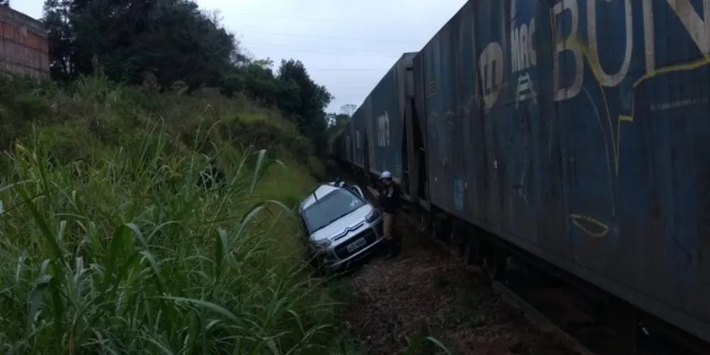 Imagem ilustrativa da imagem Trem atinge carro e condutor tem ferimentos graves