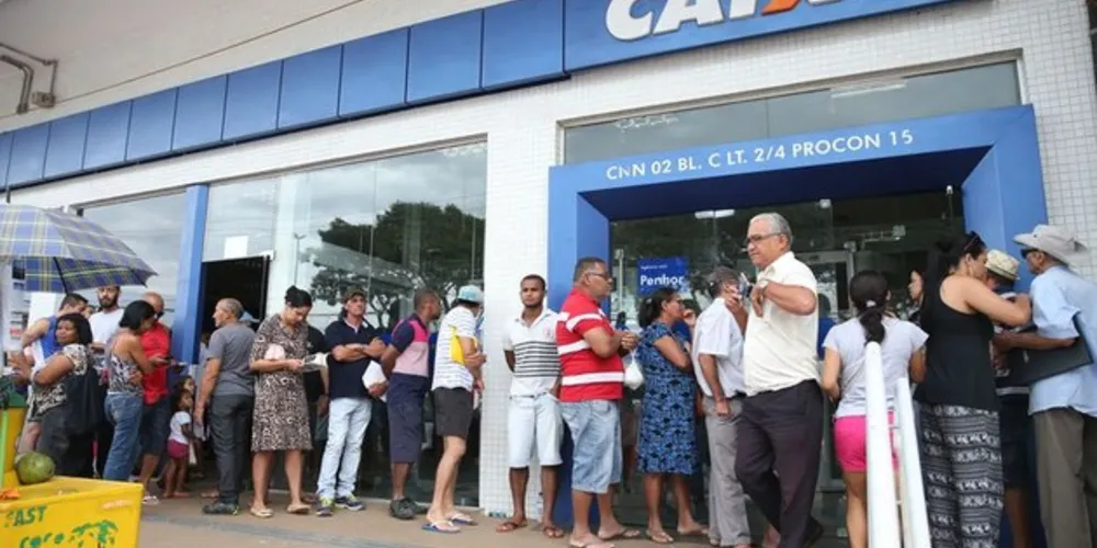 Saques beneficiarão 28,7 milhões de pessoas que receberão R$ 34,3 bilhões no Banco do Brasil e na Caixa Econômica Federal Antonio Cruz/ Agência Brasil
