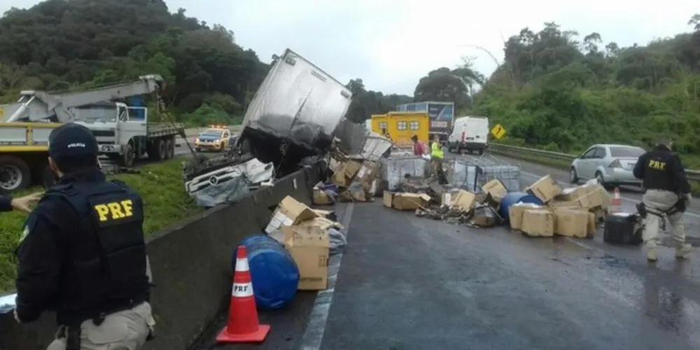 Imagem ilustrativa da imagem Caminhoneiro tomba carreta e morre na BR-116