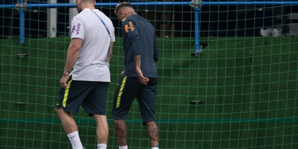 Imagem ilustrativa da imagem Neymar abandona treino com dores no tornozelo