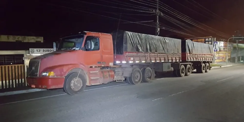 Imagem ilustrativa da imagem Polícia encontra caminhão com soja roubado em rodovia