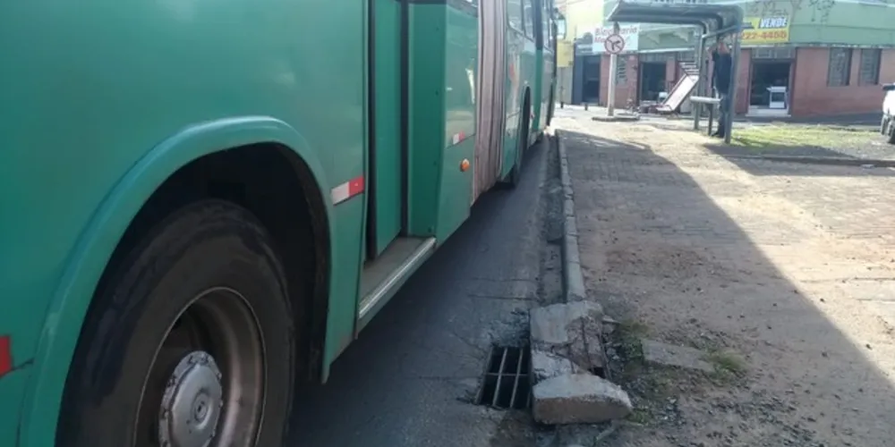 Imagem ilustrativa da imagem Idosa fica ferida após cair em bueiro na Visconde de Mauá
