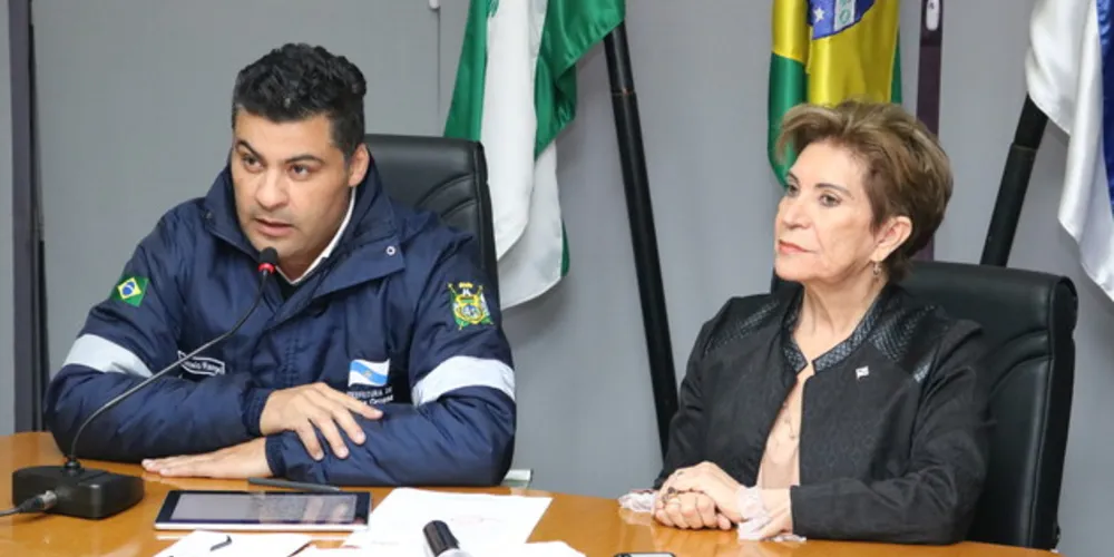 Rangel ao lado da vice, Professora Elizabeth Schmidt, em coletiva de imprensa