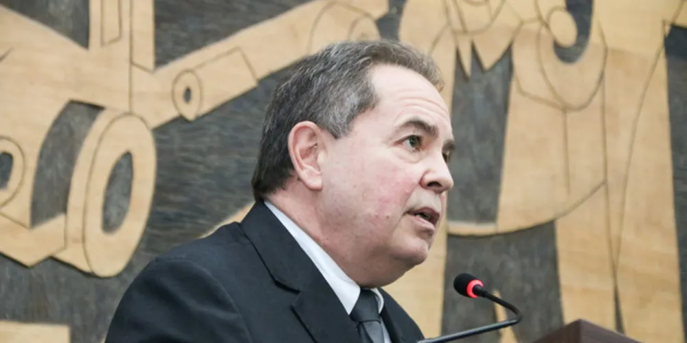 Professor Antonio Augusto de Paula Xavier recebe homenagem na Câmara