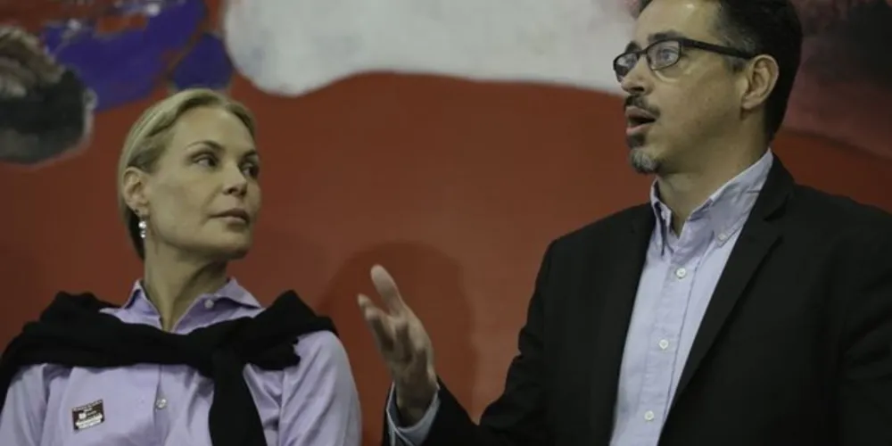 A atriz Carolina Ferraz e o ministro da Cultura, Sérgio Sá Leitão, durante inauguração da Secretaria de Direitos Autorais e Propriedade Intelectual
