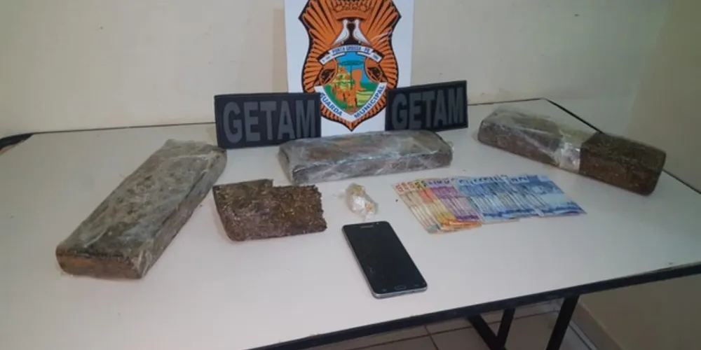 Imagem ilustrativa da imagem GM flagra rapaz com mais de 4 kg de maconha