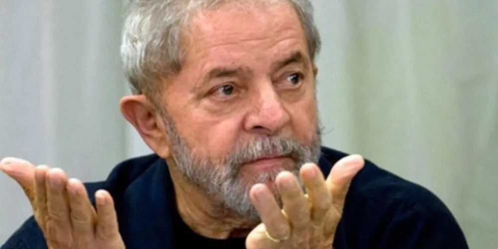 O ex-presidente, que está preso na Superintendência da Policia Federal em Curitiba, e ex-executivos das empreiteiras Odebrecht e da OAS são réus no processo