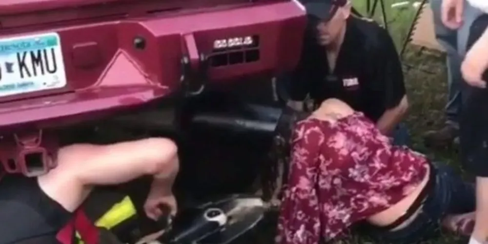 Kaitlyn Strom, de 19 anos ficou 45 minutos com a cabeça presa no escapamento do veículo; ela foi socorrida