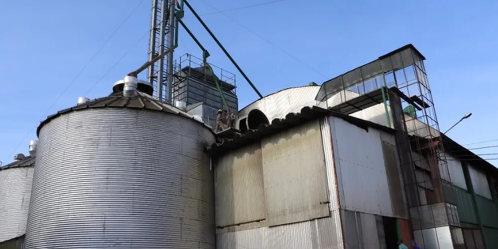 Imagem ilustrativa da imagem Trabalhadores ficam feridos em queda de silo