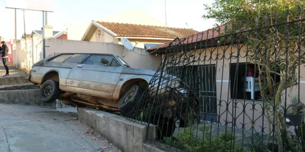 Imagem ilustrativa da imagem Sem freio, carro bate contra casa no Santa Paula